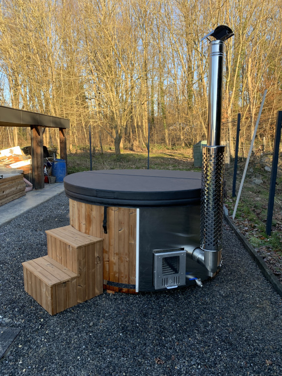 Photo de bain nordique poêle intégré coque mouchetée