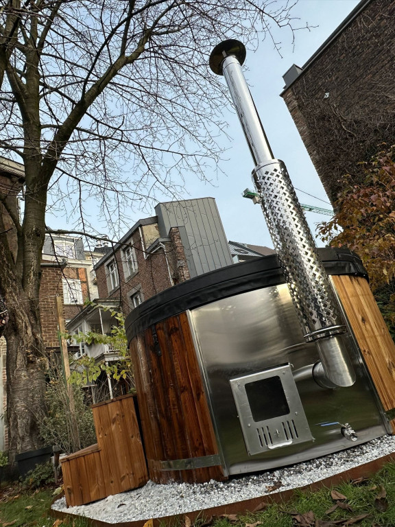 Photo de bain nordique poêle intégré coque mouchetée