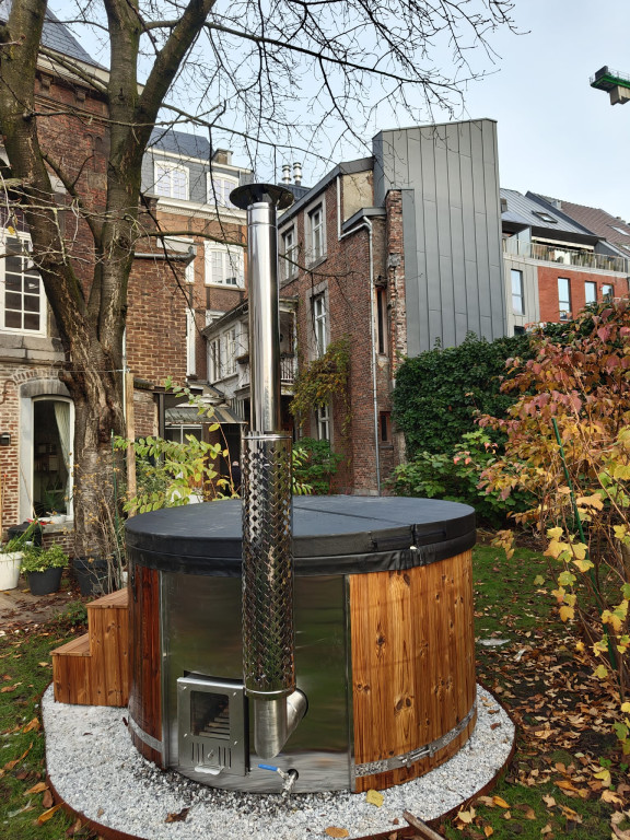 Photo de bain nordique poêle intégré coque mouchetée